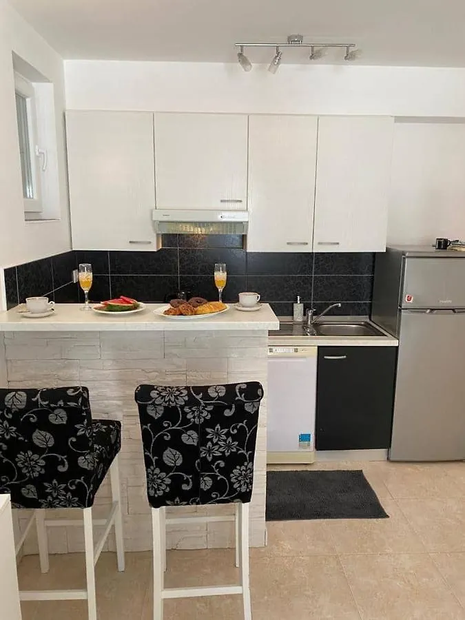 Apartments Maro Паг