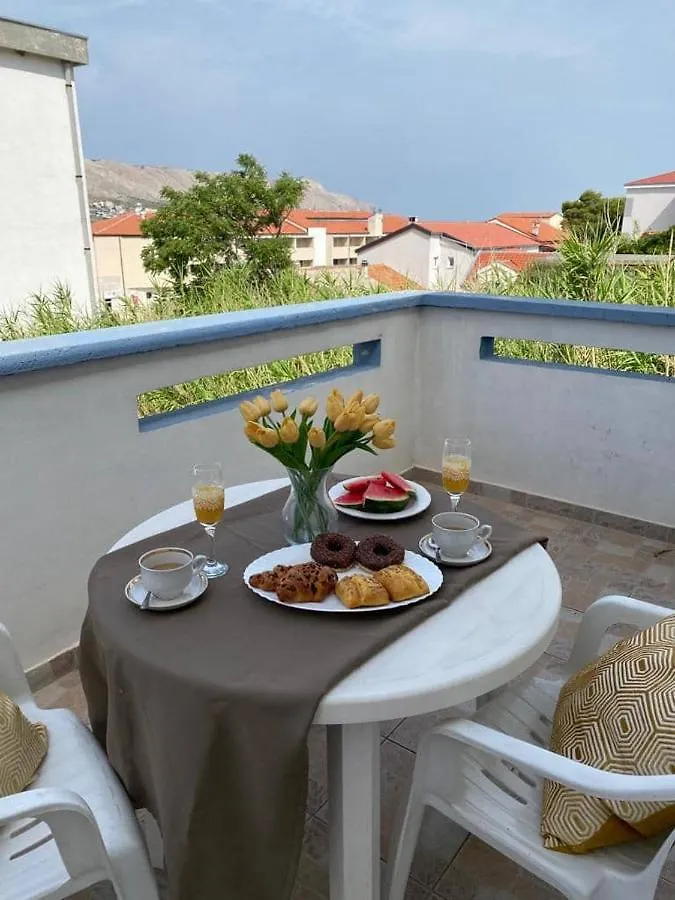 Apartments Maro Паг