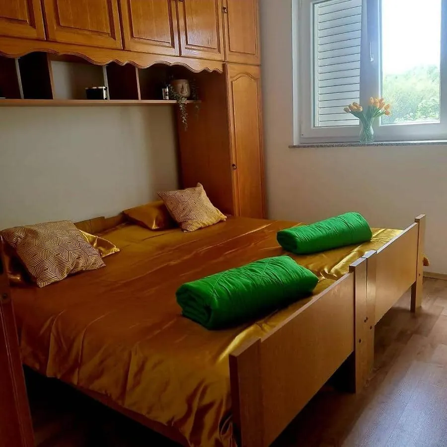 Apartments Maro Паг