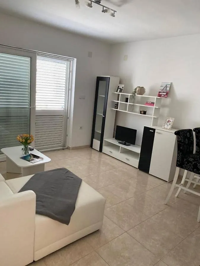 Apartments Maro Паг